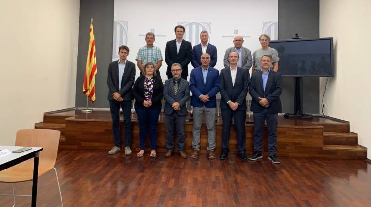 Saül Garreta, presidente de Port Tarragona junto a los miembros de la “Plataforma cero pérdidas de pellets de Tarragona”.