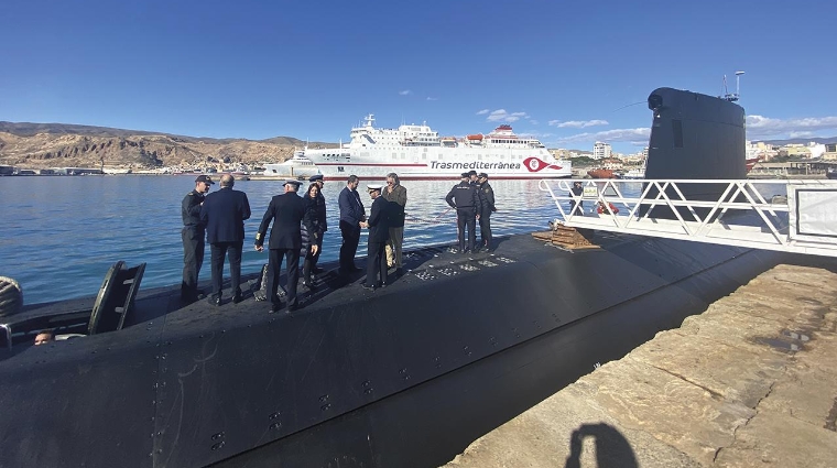 La presidenta de la APA, María del Rosario Soto y el capitán de navío Ángel Gamboa, junto a otras autoridades como el coronel Francisco Javier Frías o el capitán marítimo de Almería, José Aranda, visitando el buque “Galerna”.