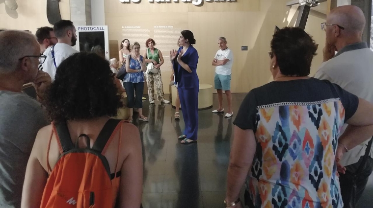 La programación de visitas guiadas, teatralizadas, talleres familiares, charlas, etc. hacen de la entidad museística un espacio cultural que muestra la cultura marítima de la ciudad desde distintas vertientes