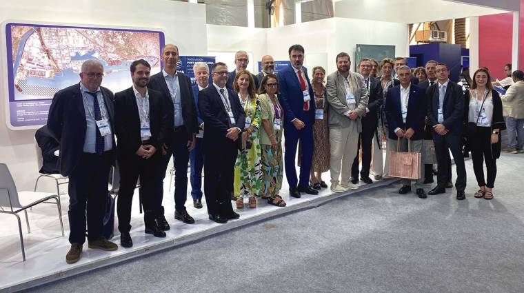 Los miembros de la delegación en el stand del Port de Barcelona en Global Maritime India Summit. Foto: F.V.