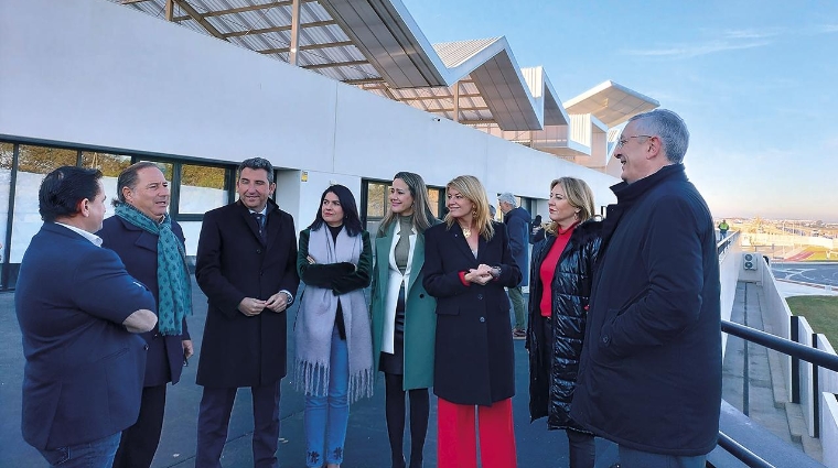 La consejera de Economía, Hacienda y Fondos Europeos de la Junta de Andalucía, Carolina España, ha realizado hoy una visita a las instalaciones acompañada por la presidenta del Puerto de Huelva, Pilar Miranda, y la delegada de Gobierno de la Junta de Andalucía en Huelva, Bella Verano.