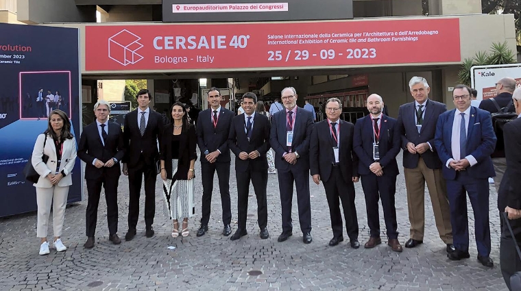 Mazón ha visitado la feria internacional del azulejo cerámico y mobiliario de baño Cersaie.