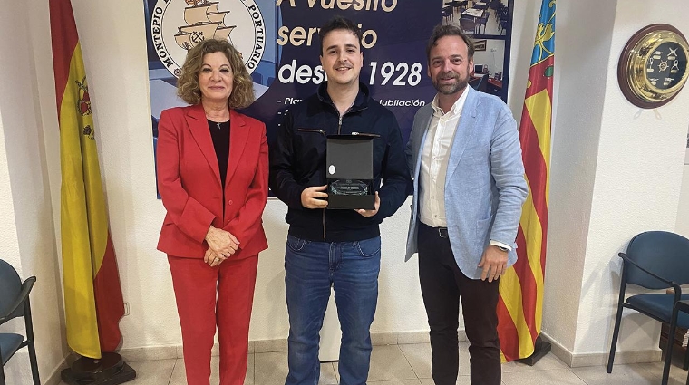 El ganador del Torneo, Juan Sendra, flanqueado por Pepa Ruano, presidenta del Montepío y Alfredo Soler, presidente de Propeller.