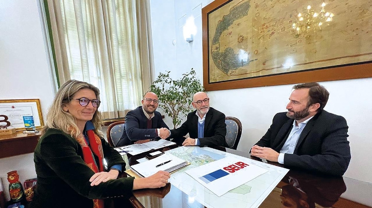 De izquierda a derecha: Danuxia Enciso, teniente de alcalde de Urbanismo; Germán Beardo, alcalde de El Puerto de Santa María; Fernando Lora, Gerente de Cádiz de Seur; y Marcelino Ruiz Crespo, responsable de infraestructuras de Seur.