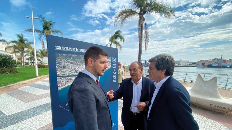 El alcalde de Gandia, José Manuel Prieto, el presidente de la APV, Aurelio Martínez, y el adjunto a la Presidencia de la APV, Manuel Guerra, han inaugurado la exposición sobre los 130 años del Puerto de Gandia.