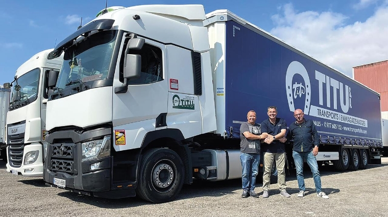 Sergio Fas, responsable comercial de la Zona de Cataluña de PolarCube, junto a dos transportistas de la empresa en el momento de la entrega de las dos nuevas unidades.