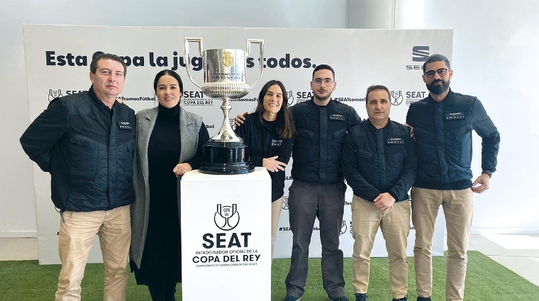 Parte del equipo de Seat Martorell en la presentación de la Copa de S.M. El Rey de fútbol masculino.