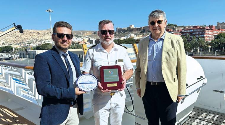 El delegado de Turismo, José Vélez, el capitán del “SeaDream II”, Michael Macleod, y el director de la Autoridad Portuaria de Almería, José Manuel Sánchez del Águila.
