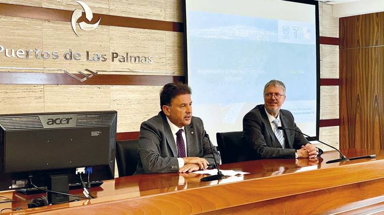 Luis Ibarra, presidente de la Autoridad Portuaria de Las Palmas; y Jan Hoffmann, director de la Oficina de Logística de la Division on Technology and Logistics de la UNCTAD; durante la apertura de las conferencias.