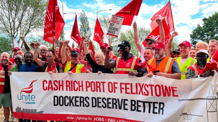 La secretaria general de Unite, Sharon Graham, se une a piquete de los estibadores en el Puerto de Felixstowe. Foto Twitter.