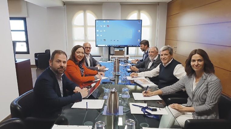 De izquierda a derecha: Gonzalo Redondo, teniente de Alcaldía de Alcázar de San Juan; Rosa Melchor, alcaldesa de Alcázar de San Juan; Rubén Marín, subdirector general de la APV; Francesc Sánchez, director general de la APV; Aurelio Martínez, presidente de la APV; y Fátima Zayed, gerente de Valencia Plataforma Intermodal y Logística (VPI Logística).