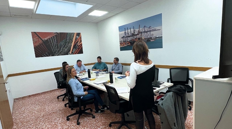 El curso ofrece herramientas y técnicas para mejorar la comunicación interna y fomentar el trabajo en equipo.