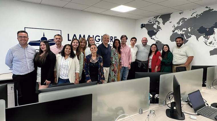 Francisco Herrero, CEO de Lamaignere, con el equipo de la sede en Chile.Francisco Herrero, CEO de Lamaignere, con el equipo de la sede en Chile.