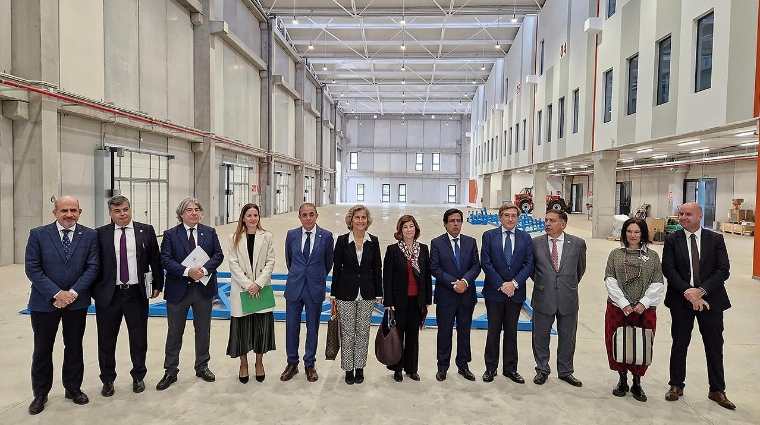 Las autoridades españolas y portuguesas durante la visita al Centro de Innovación del Puerto de Sevilla.