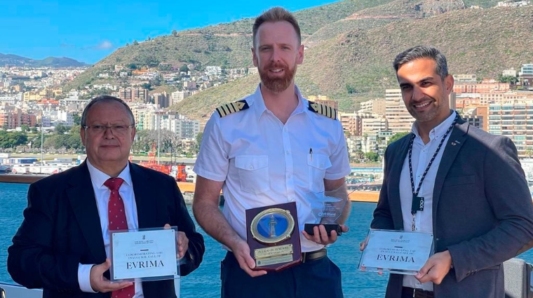 El director de la Autoridad Portuaria de Santa Cruz de Tenerife, Javier Mora, ha visitado esta mañana el crucero para celebrar la tradicional entrega de la metopa conmemorativa al oficial jefe del buque, Keith Falcone. También ha estado presente en el acto, en representación del consignatario M.H. Bland, Roberto Hernández.