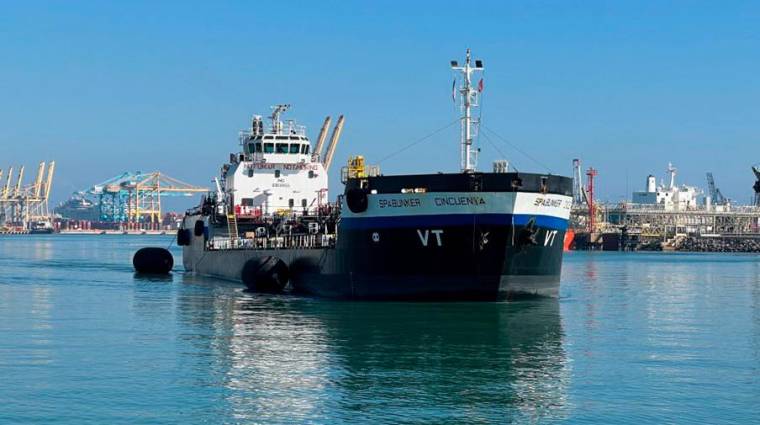 Un buque portacontenedores de 350 metros de eslora de la compañía Hapag-Lloyd ha recibido el combustible.