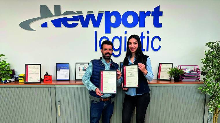Albert Sánchez, responsable de Transporte y Calidad; y Imane Benalal, acounting manager y responsable de medioambiente de Newport Logistic.