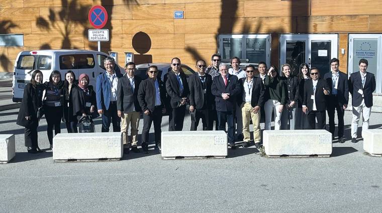 Miembros de la la Escola Europea-Intermodal Transport, junto a Deloitte España y sus homólogos en Indonesia.