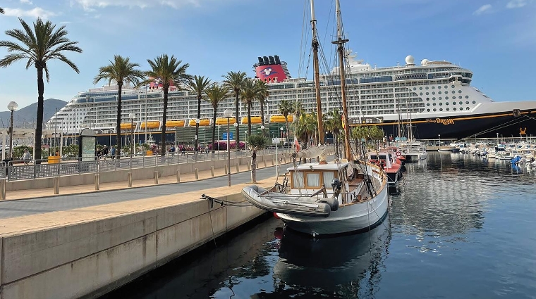 Este buque ha arribado a primera hora con más de 3.500 pasajeros en su travesía transatlántica para el inicio de su temporada de verano en Europa.