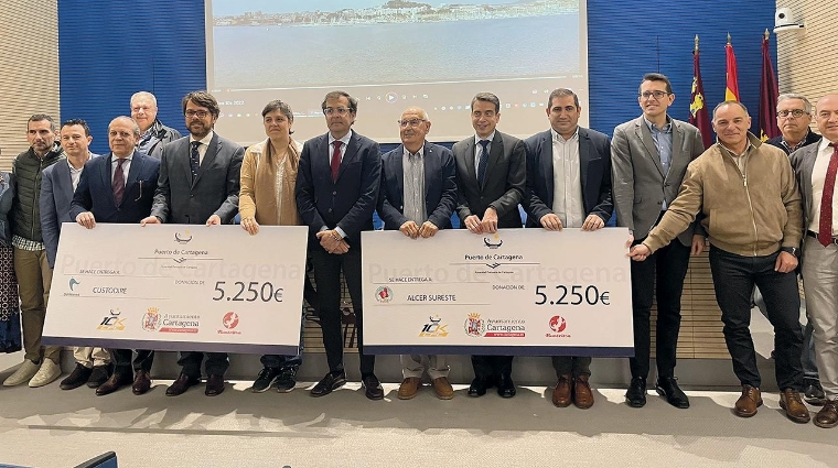 El vicepresidente de la APC, Pedro Pablo Hernández; el concejal de Deportes, Álvaro Valdés; y el presidente del Club Rutritón, José Luis Conesa, han entregado la recaudación solidaria de la 10K (por valor de 10.500 euros) a los representantes de Custoride y Alcer Sureste.