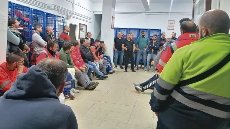 Antolín Goya y los responsables del sindicato en España se han reunido con los estibadores de Vigo en asamblea.