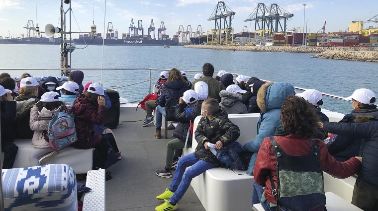 Cientos de escolares han podido conocer de primera mano la actividad del Puerto de Valencia.