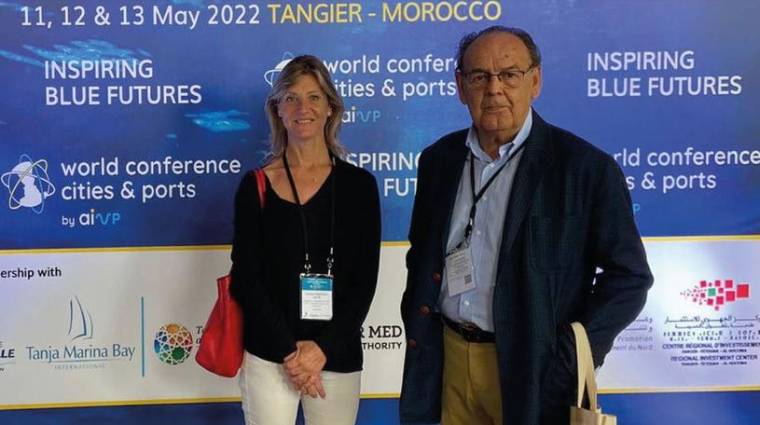 Elisabeth Barcons (del Departamento de Gerencia Urbanística de la Autoridad Portuaria de Barcelona) y Manuel Guerra (adjunto a la dirección de la APV), durante la Conferencia Mundial de Ciudades y Puertos.