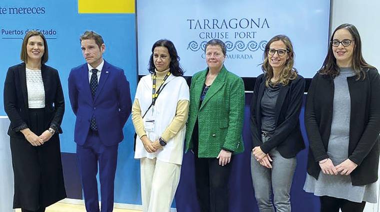 La delegación de Tarragona Cruise Port junto a Pilar Parra, directora corporativa de Puertos del Estado.