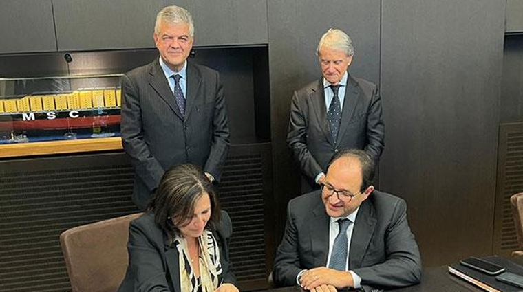 El acuerdo ha sido firmado en Ginebra por Sabrina De Filippis, CEO de Mercitalia Logistics, líder de la División de Negocio Logístico del Grupo FS Italiane, y Giuseppe Prudente, Chief Logistics Officer de MSC y Presidente de MEDLOG, en presencia de Luigi Ferraris, CEO del Grupo FS, y Gianluigi Aponte, Presidente del Grupo MSC.