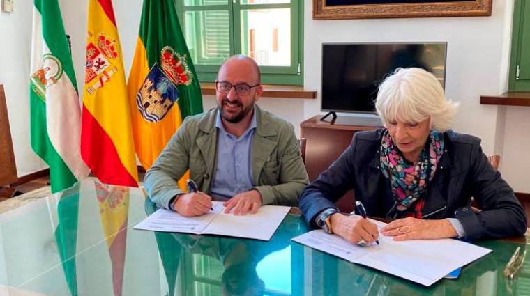 Momento de la firma del protocolo de actuación entre la presidenta de la APBC, Teófila Martínez, y el alcalde de El Puerto, Germán Beardo.