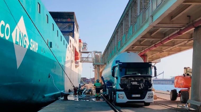 El “Nápoles” de Baleària reposta GNL en el Puerto de Almería