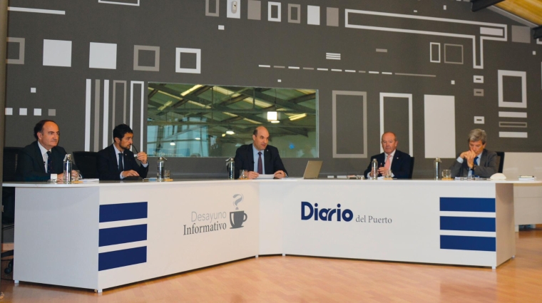 Gerardo Landaluce, presidente de la Autoridad Portuaria de Bahía de Algeciras; Damià Calvet, presidente del Port de Barcelona; Miguel Jiménez, director de Diario del Puerto; Ricardo Barkala, presidente de la Autoridad Portuaria de Bilbao; y Aurelio Martínez, presidente de la Autoridad Portuaria de Valencia. Foto: Raúl Molina.