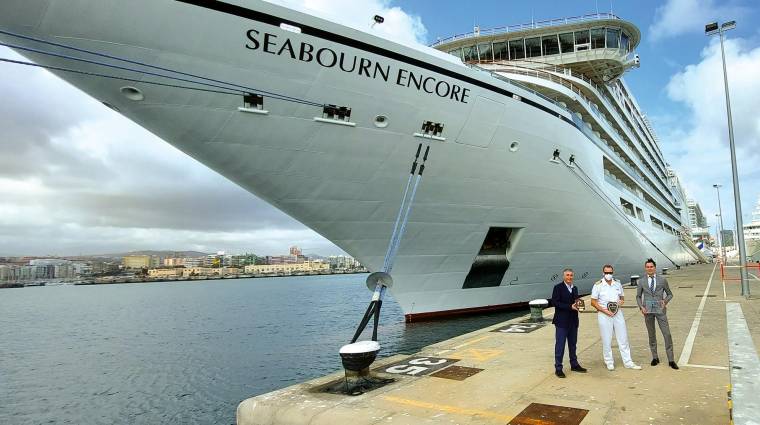 El buque “Seabourn Encore” ha hecho su primera escala en el Puerto de Las Palmas.