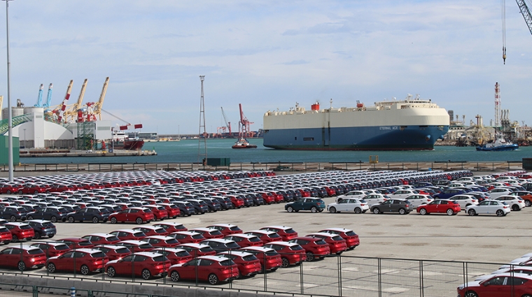 Descarga de autom&oacute;viles en el Port de Barcelona. Foto L. E.