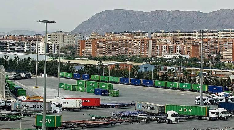 JSV afianza su apuesta por el Puerto de Alicante con nuevos servicios ferroviarios.