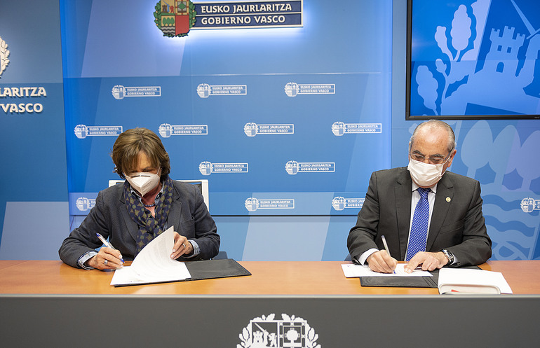 Mar&iacute;a Luisa Guibert, presidente de Algeposa, e I&ntilde;aki Arriola, consejero de Planificaci&oacute;n, Territorial Vivienda y Transportes.