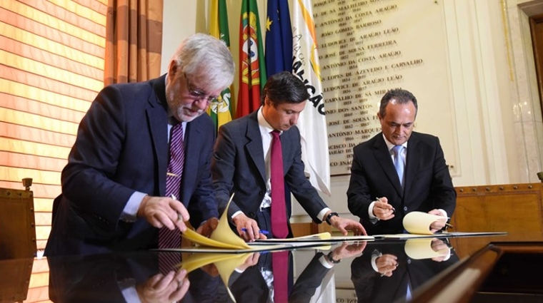 Izq. a dcha.: Carlos Vasconcelos, presidente de Medway; Paulo Cunha, alcalde de Famalic&atilde;o; Ant&oacute;nio Laranjo, presidente de Infraestuturas de Portugal.