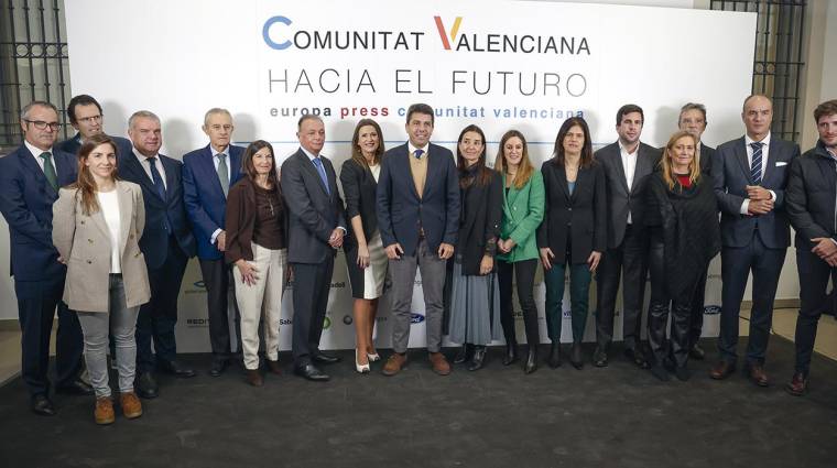 Carlos Mazón (en el centro de la imagen) junto al resto de autoridades presentes en el foro “Comunitat Valenciana hacia el futuro”.