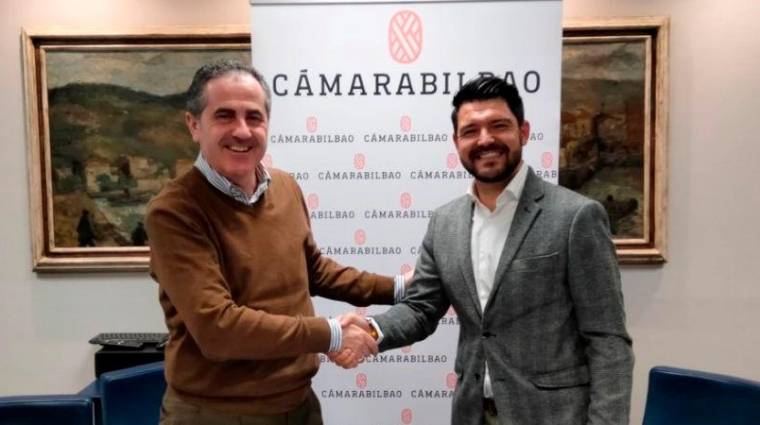 Mikel Arieta-Araunabeña, director gerente de Cámarabilbao (izq.) con el representante de IMBS.