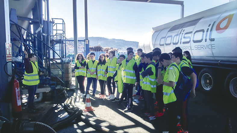El Puerto de Mar&iacute;n presenta su sistema de recogida selectiva a los alumnos del IES Chan Do Monte