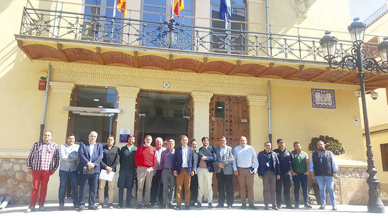 El Ayuntamiento de Riba-roja convoc&oacute; a todos los afectados por las colas en el PLV. A la reuni&oacute;n asistieron representantes de la Generalitat, el EVHA, la Entidad Urban&iacute;stica de Conservaci&oacute;n del PLV, la Autoridad Portuaria de Valencia, las asociaciones de transportistas (Transcont CV y ELTC) y representantes de los dep&oacute;sitos de contenedores.