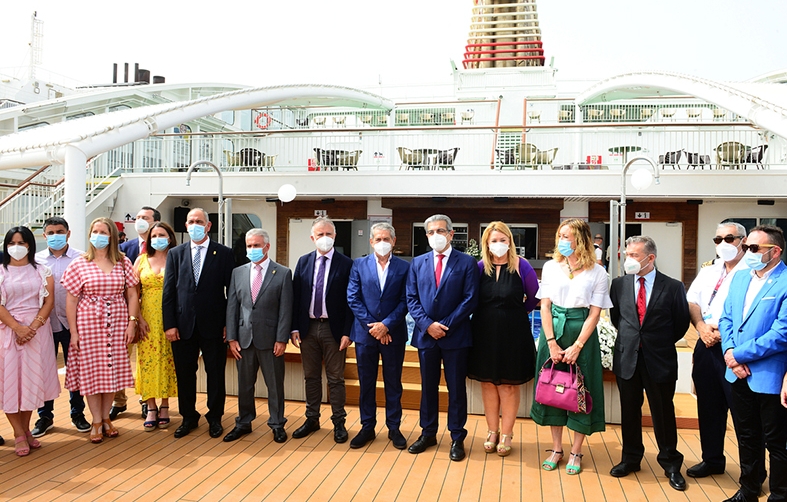 Presentaci&oacute;n del nuevo ferry &quot;Villa de Teror&quot;, con la presencia de Antonio Armas Fern&aacute;ndez, presidente de Naviera Armas Trasmediterr&aacute;nea; &Aacute;ngel V&iacute;ctor Torres, presidente de las Islas Canarias; Rom&aacute;n Rodr&iacute;guez, vicepresidente de las islas, adem&aacute;s de Luis Ibarra, presidente de la Autoridad Portuaria de Las Palmas, entre otras autoridades.