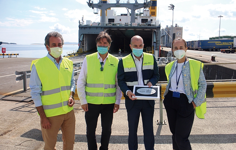 Francisco Mart&iacute;n, consejero de Innovaci&oacute;n, Industria, Transporte y Comercio del Gobierno de Cantabria; Jaime Gonz&aacute;lez, presidente de la Autoridad Portuaria de Santander; Pabl&oacute; Pell&oacute;n, delegado de CLdN en Cantabria; Cristina L&oacute;pez, directora de la Autoridad Portuaria de Santander. Foto J.P.