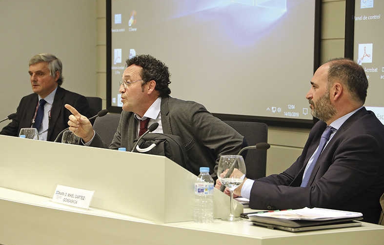 Desde la izquierda: Fernando Cayuela, capit&aacute;n de la Marina Mercante y perito nominado por el Gobierno Vasco; &Aacute;lvaro Garc&iacute;a Ortiz, fiscal de Medioambiente de Galicia; Mikel Garteiz-Goxeaskoa, socio de Aiyon Abogados S.L.P.