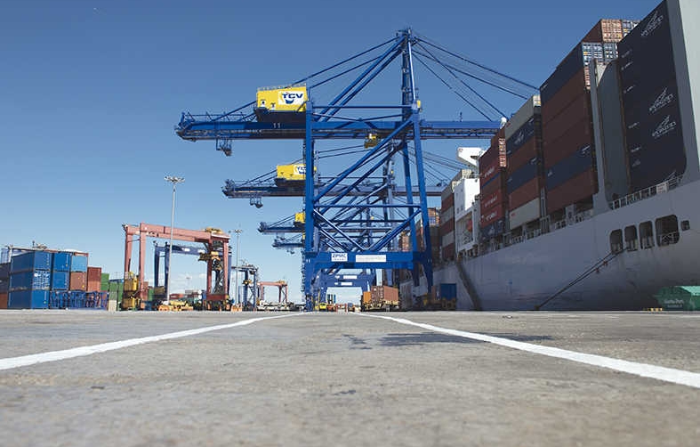 La APV mejorar&aacute; el carril de rodadura de las cuatro gr&uacute;as que operan en el Muelle de Llovera