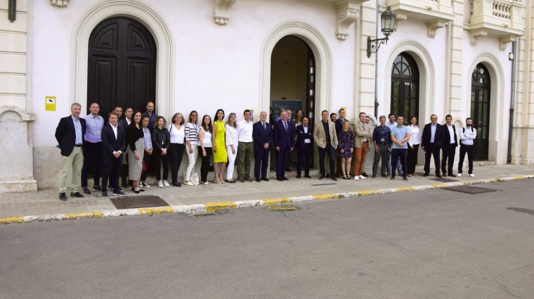 Representantes de la APV, Fundación Valenciaport y comunidad portuaria ayer en el inicio de la jornada “Electrificación de los Puertos”. Foto: Raúl Tárrega.