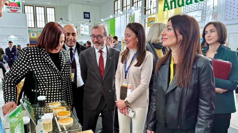 La presidenta de la AP de Almería, Rosario Soto (primera por la derecha), viajó ayer a Berlín a Fruit Logistica.