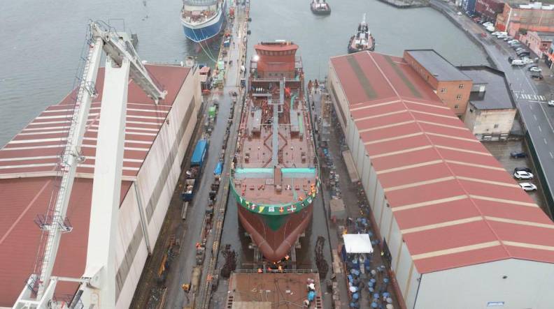 Astilleros de Murueta bota en Bilbao el primer buque oil tanker híbrido europeo