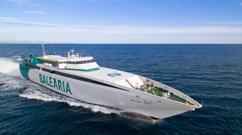 Baleària renueva los motores del “Ramon Llull” para dotar de más ecoeficiencia la línea Dénia-Formentera
