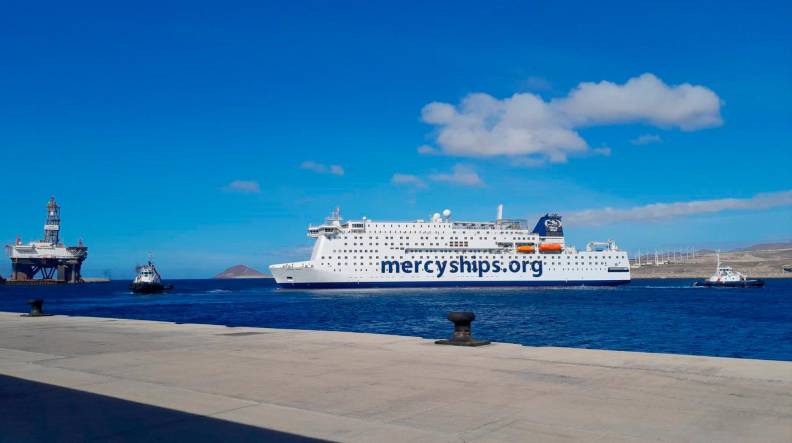 “Global Mercy”, mayor buque hospital del mundo, zarpa de Granadilla rumbo a Dakar
